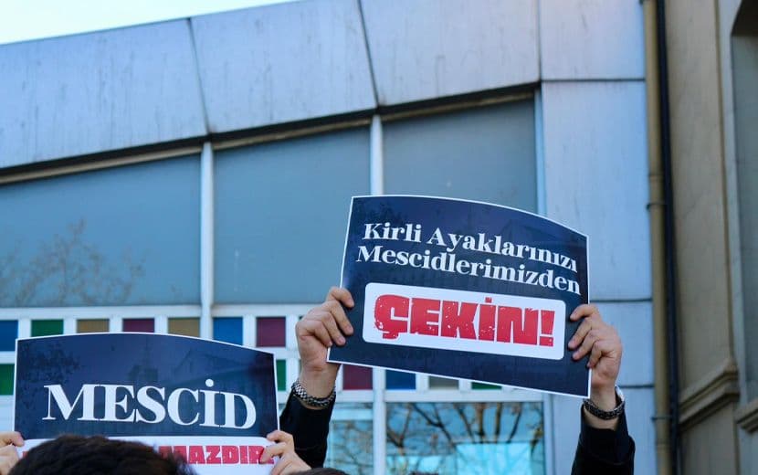 Kadir Has Üniversitesi’nde Mescide Ayakkabıyla Girilmesinin Ardından Kampüs Karıştı