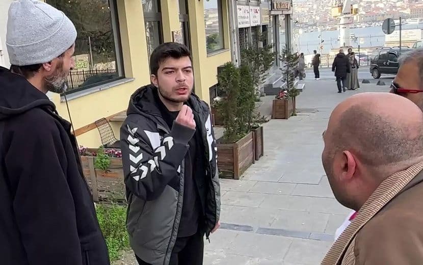 Tevhid Bayrağı Taşıyan Vatandaşı Yumruklayan Saldırgana Tahliye