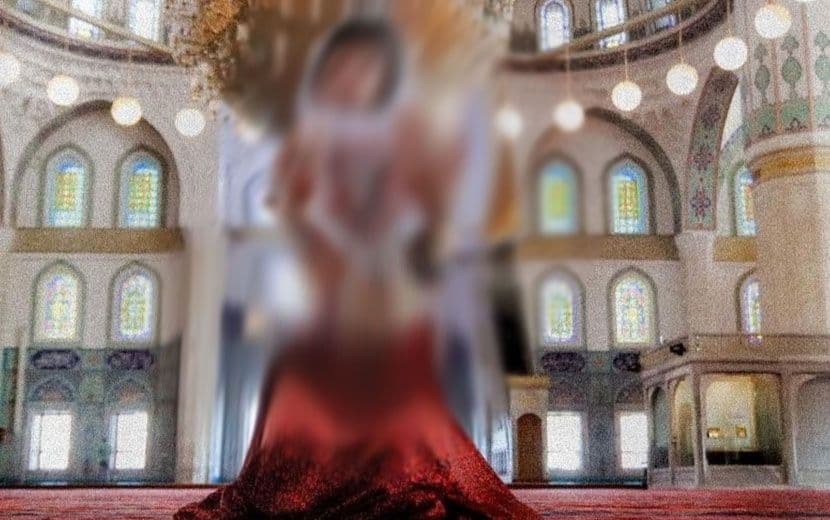 Kocatepe Camii’nde Yarı Çıplak Resimler Çekilip, Kutsallarla Alay Edildi