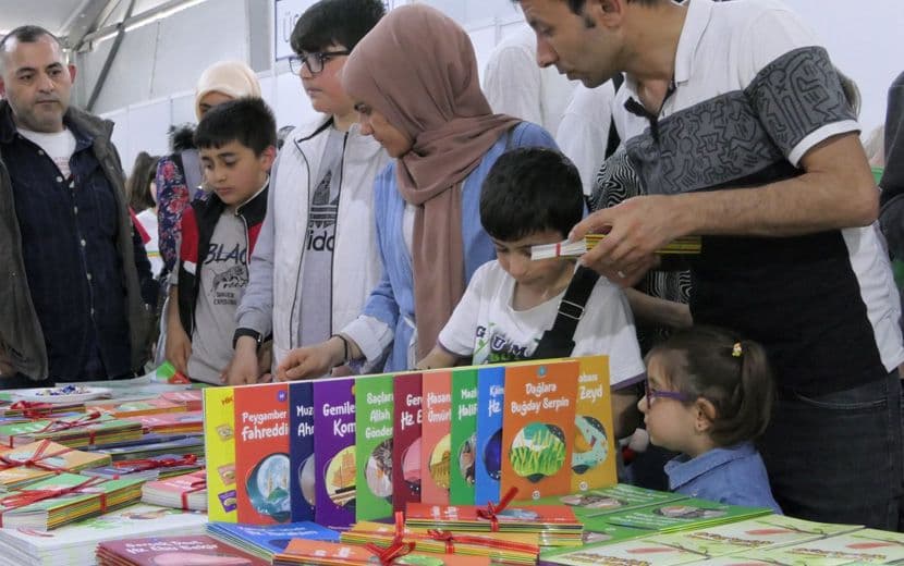 Köklü Değişim, Bağcılar Kitap Fuarı’nda Okurlarla Buluştu