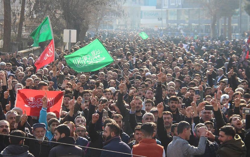 Kur’an’a Saldırı: Müslümanlar Üzerine Düşeni Yaptı, Yöneticilerin İcraatı Bekleniyor…