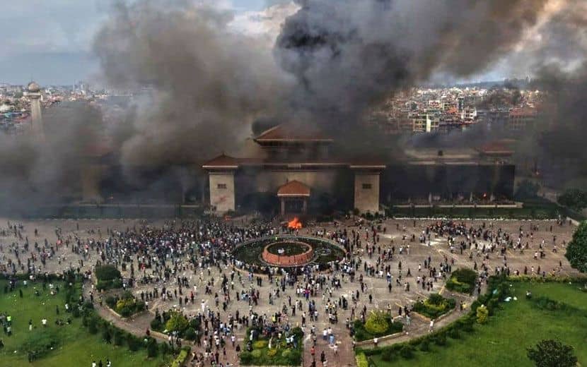 Enkaza Dönen Nepal’de Ne Oluyor?