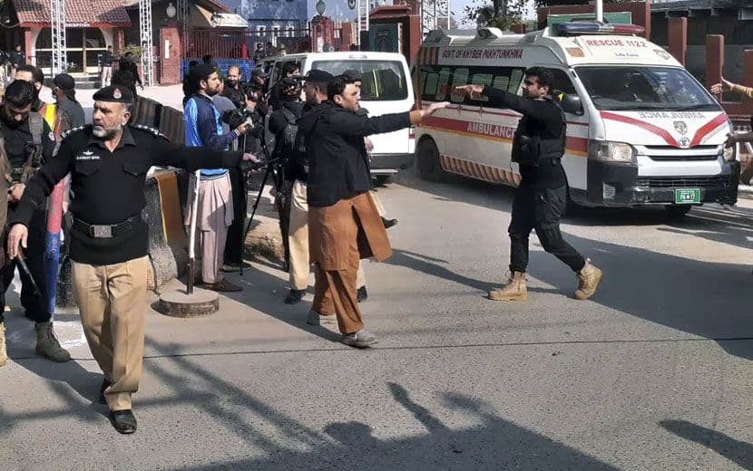 Pakistan’da Camiye Saldırı: 27 Ölü, 147 Yaralı