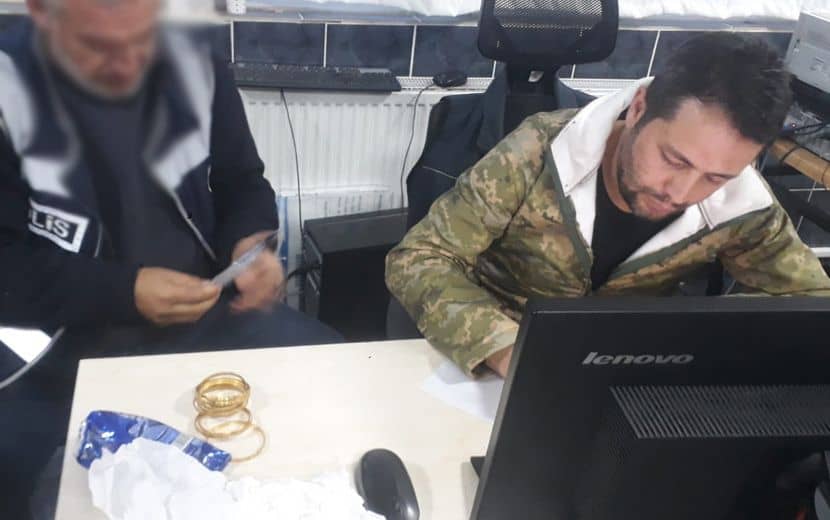 Suriyeli Genç Enkazda Bulduğu 11 Bileziği Polise Teslim Etti