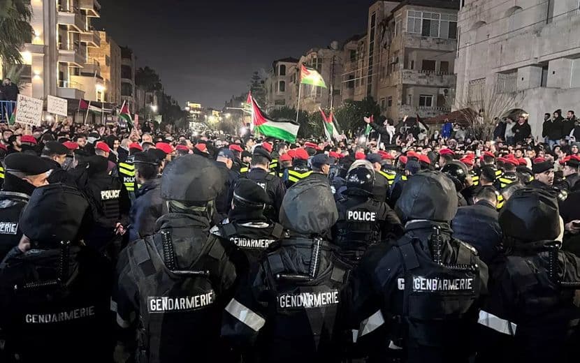 Ürdün Halkı “İsrail” Büyükelçiliğini Kuşatınca, Rejim Harekete Geçti