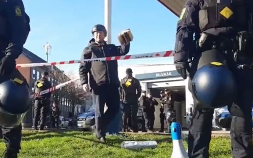 Yöneticiler Acizce Kınarken, Kafir Paludan, Danimarka'da Kur’an-ı Kerim'i Yaktı